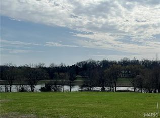 10 N Grand Lake Cir, Lebanon, MO 65536