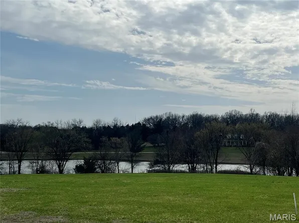 10 N Grand Lake Cir, Lebanon, MO 65536