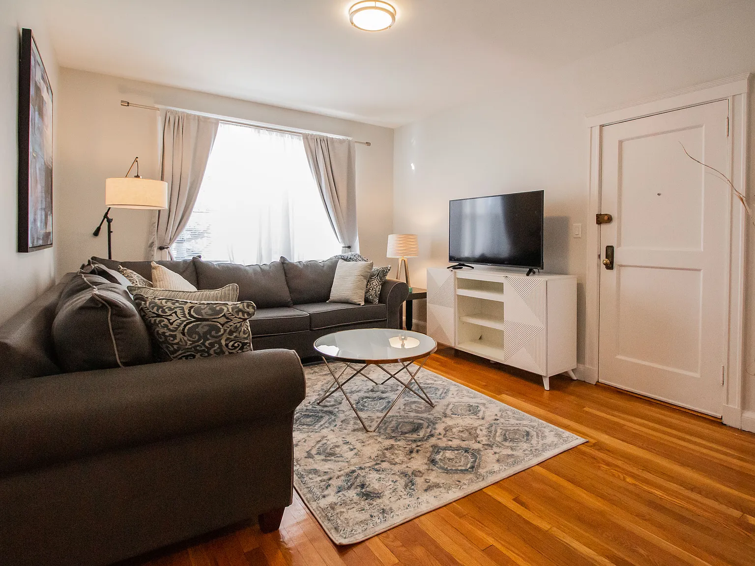 2 bed, 700 sqft, $7,350 — Photo 4