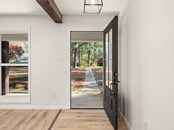 4th image of 451 Azalea Ave