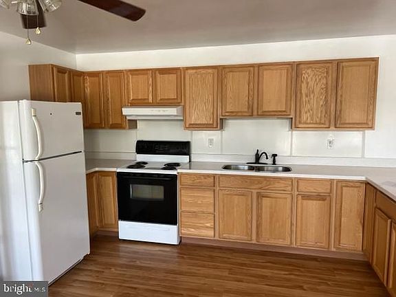 4th image of 406 Honeysuckle Ave