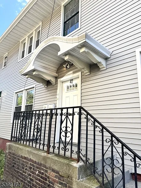 3 bed, 1.0 bath, $2,900 — Photo 2