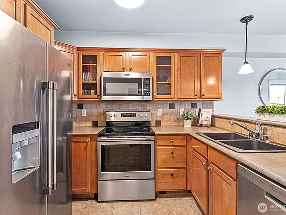 4th image of 700 32nd Street #A408