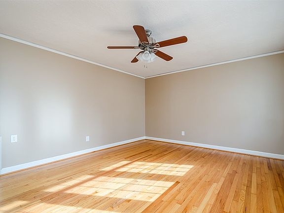 4th image of 305 Paris Mountain Ave