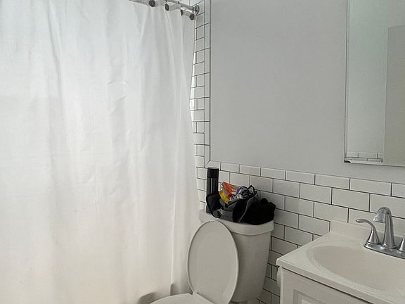 5th image of 453 W 36th St APT 21