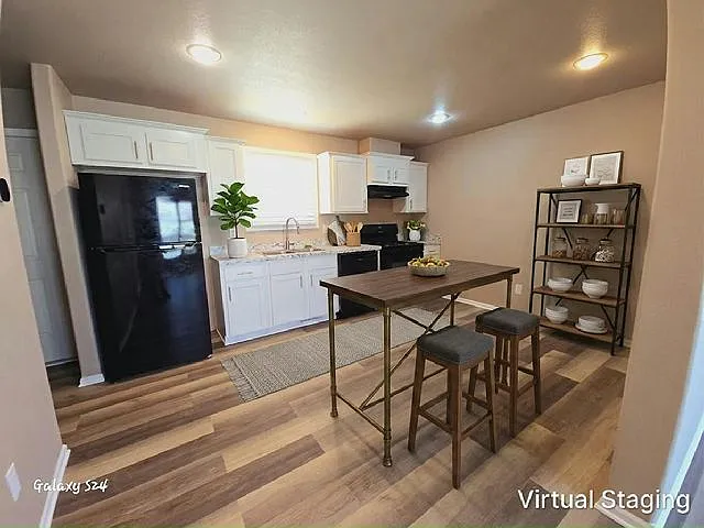 3 bed, 2.0 bath, 1056 sqft, $2,050 — Photo 2