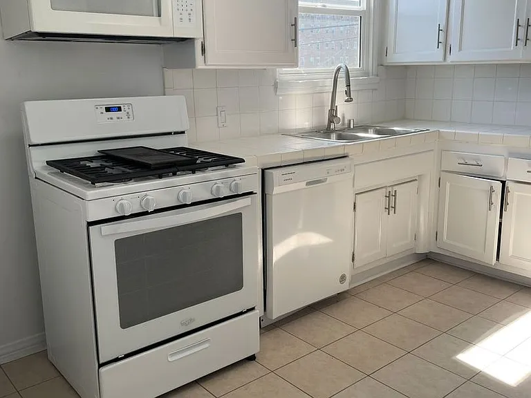 232-6 S. Harvard Blvd — Photo 15