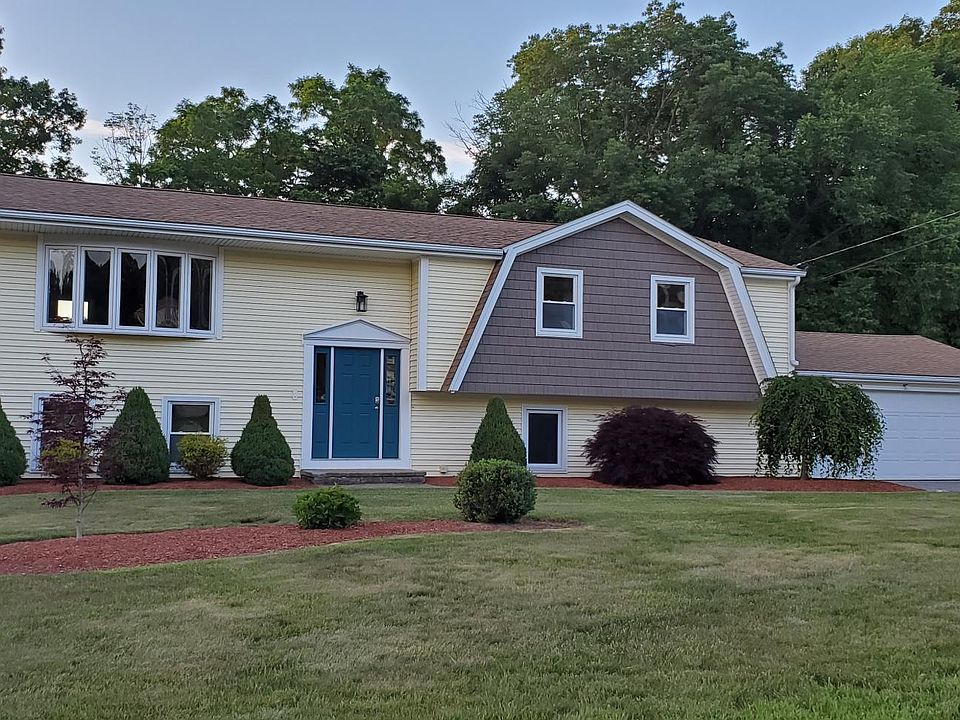 4 Plantation Dr. is a 5 bedroom/3.5 bath home situated on a 1/2 acre lot in a quiet residential neighborhood in north Cumberland.