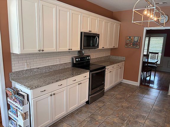 3rd image of 102 Harrison Ct