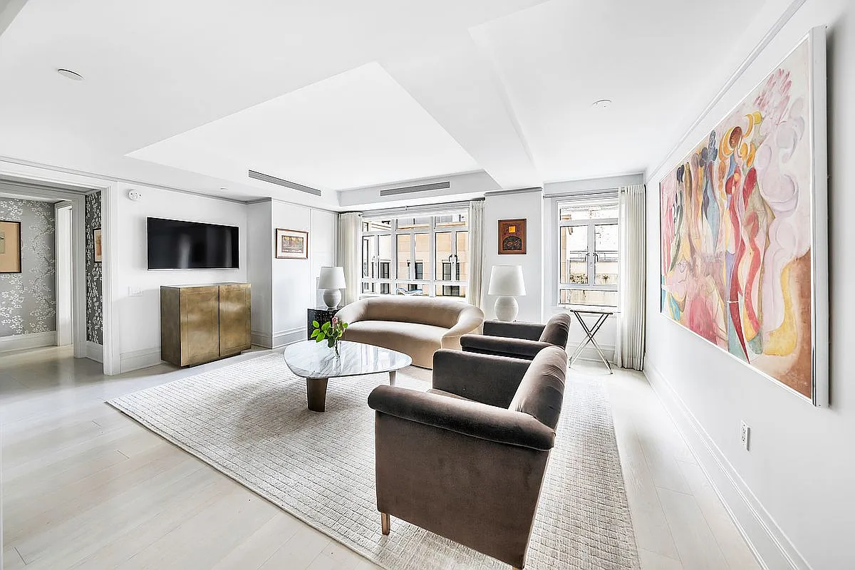 21 E 61st St APT 6A photo 1