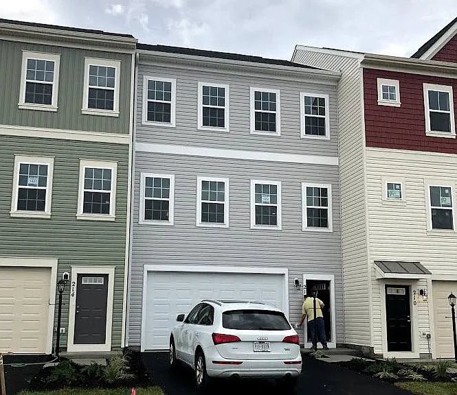 212 Parkland Dr — Photo 1