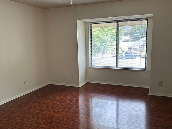 5th image of 2205 Surrey Ct