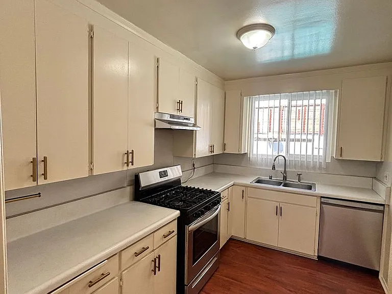 1540 N Laurel Ave — Photo 4