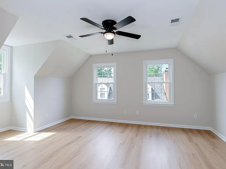 561 Tiffany Ct — Photo 22