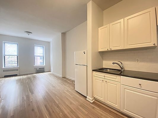 2nd image of 48 E End Ave #4