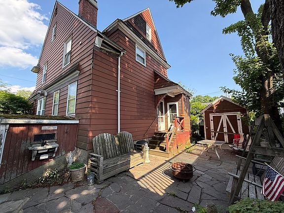 5th image of 140 Pleasant St