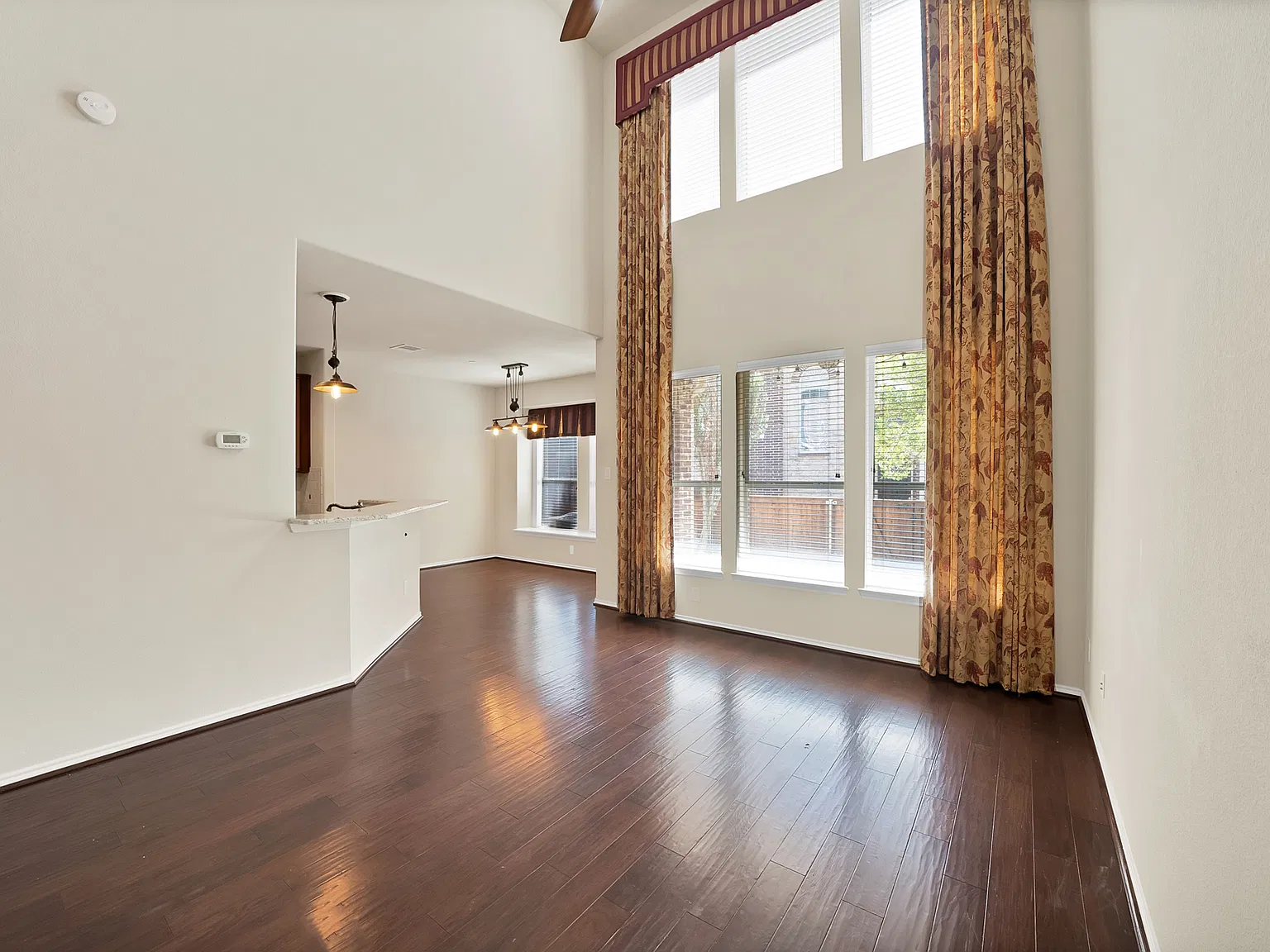 2 bed, 2.5 bath, 1581 sqft, $2,700 — Photo 4