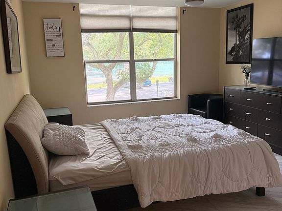 4th image of 3710 Inverrary Dr APT 2S