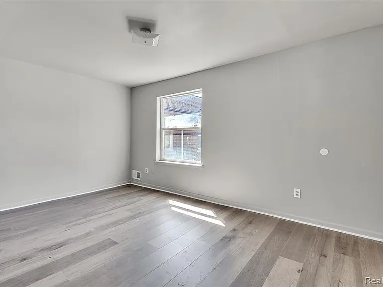 764 Woodmere St — Photo 20