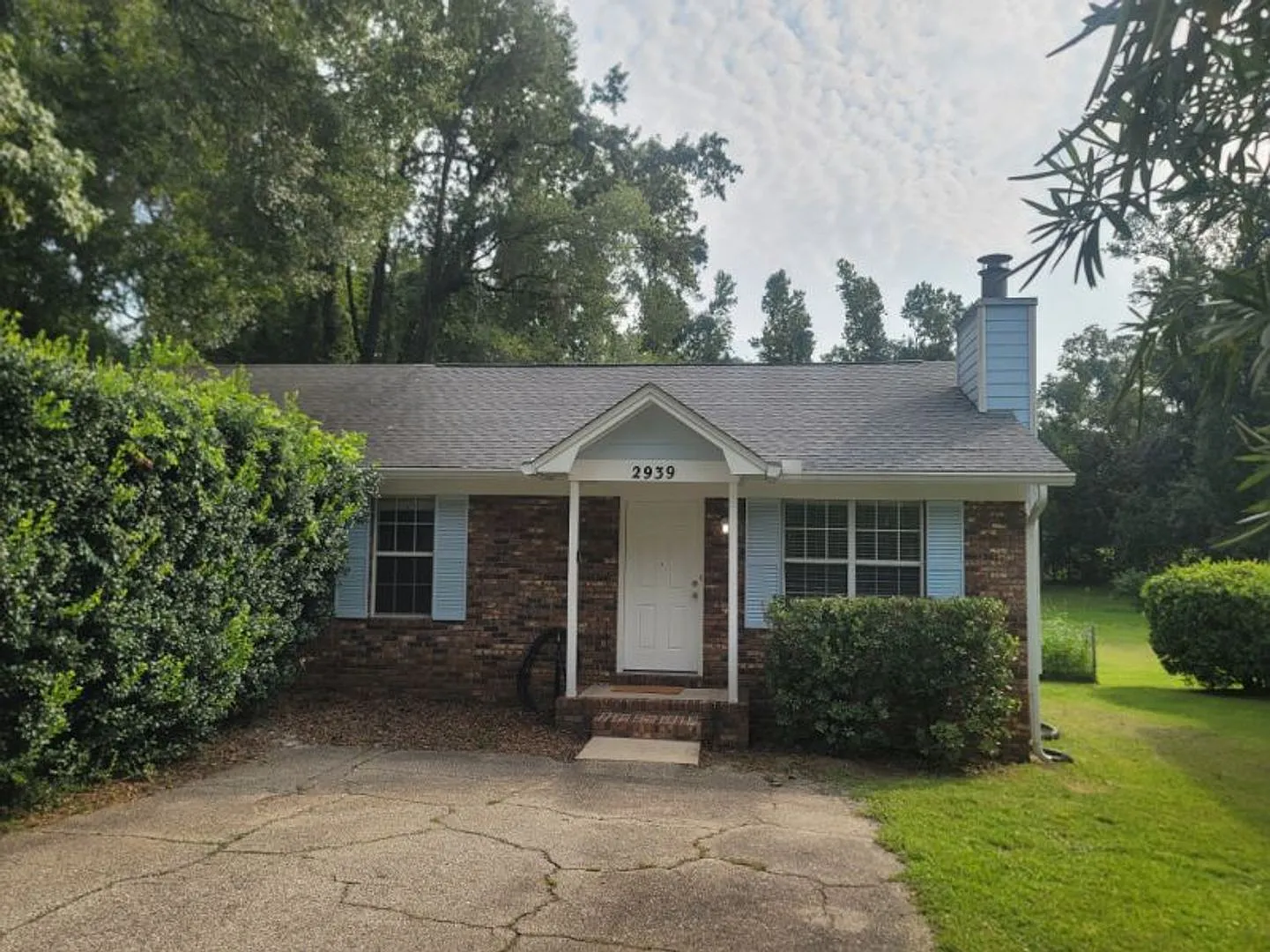 Gorgeous Se 2/2 W/ Huge Yard, Deck, Washer/Dryer, New Paint, & Lawn Maint Inc! Avail Now For $152... — Photo 2
