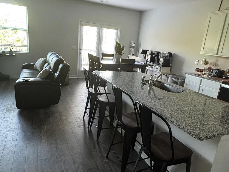 5409 Victoria — Photo 3
