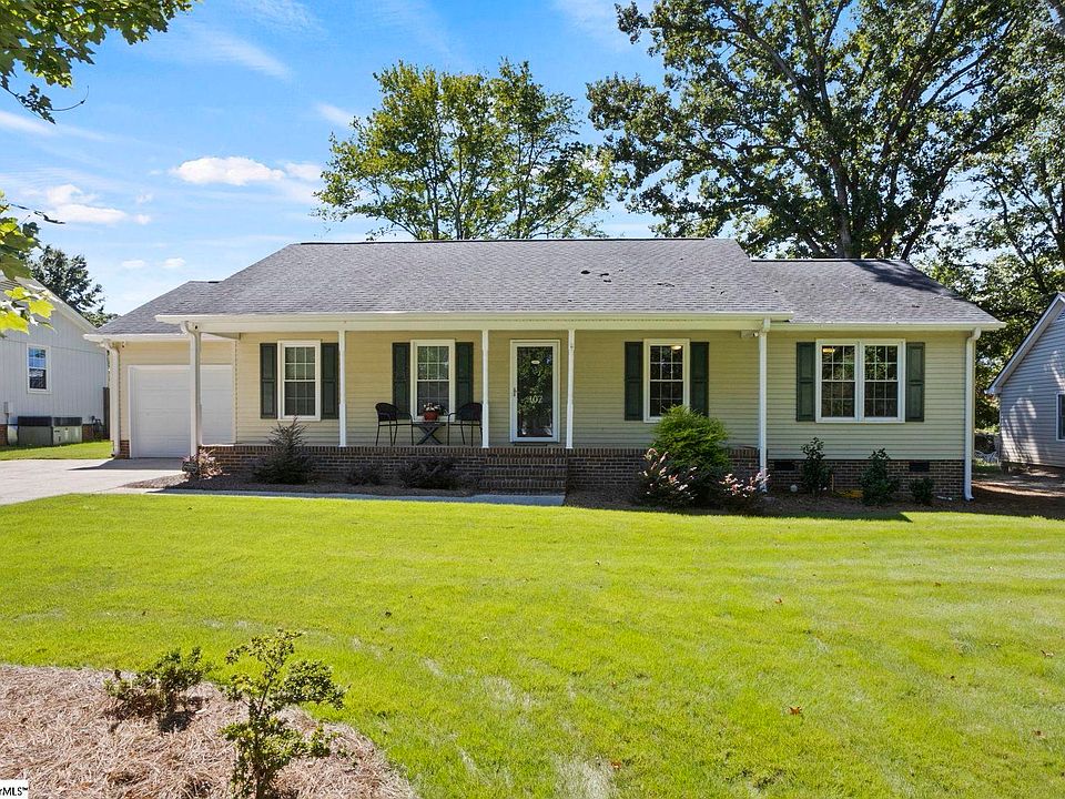 1st image of 107 Lexington Ct