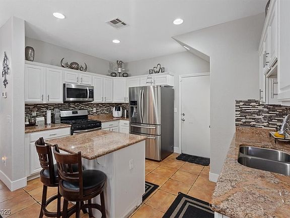 5th image of 10918 Avenzano St