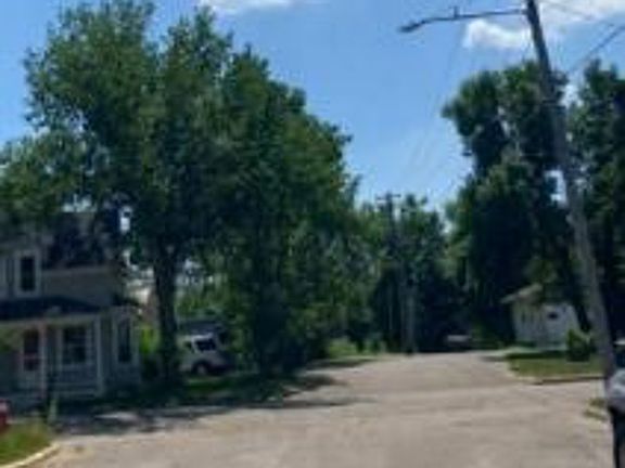 Exterior Neighborhood (street photo)
