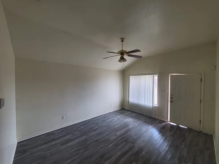 4211 Thunder Creek Dr — Photo 9