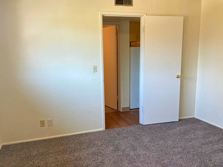 2705 Oak St #14 — Photo 8