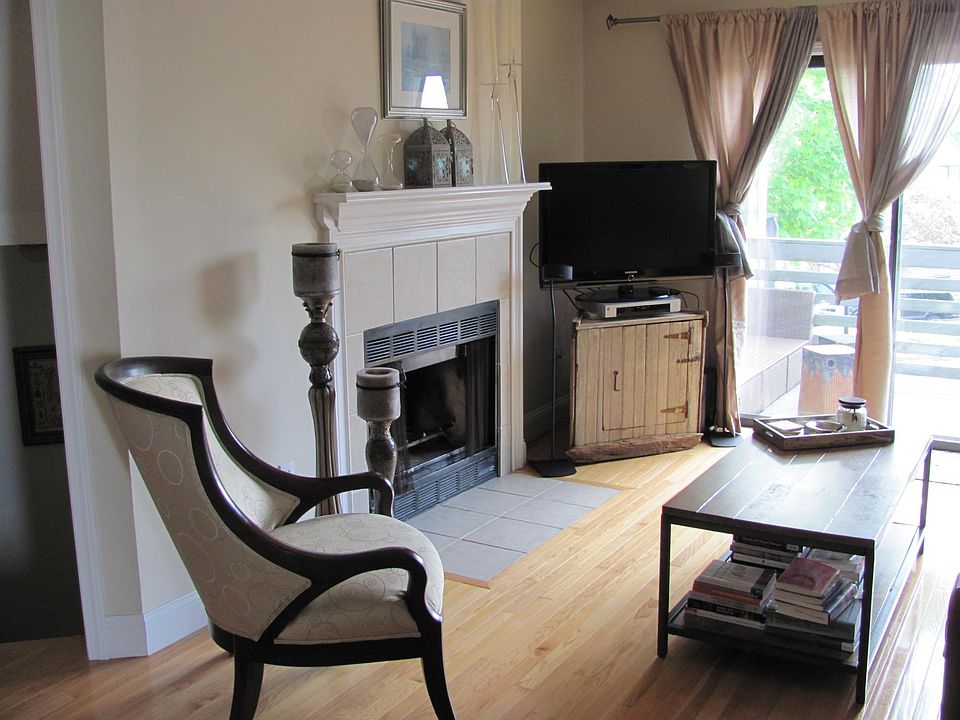 LIVING ROOM/SLIDER TO DECK