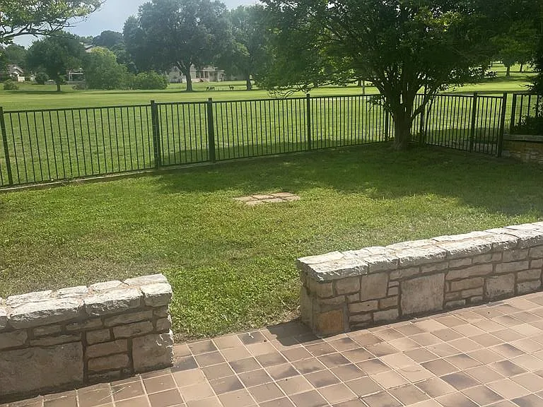 379 Englewood Dr — Photo 4