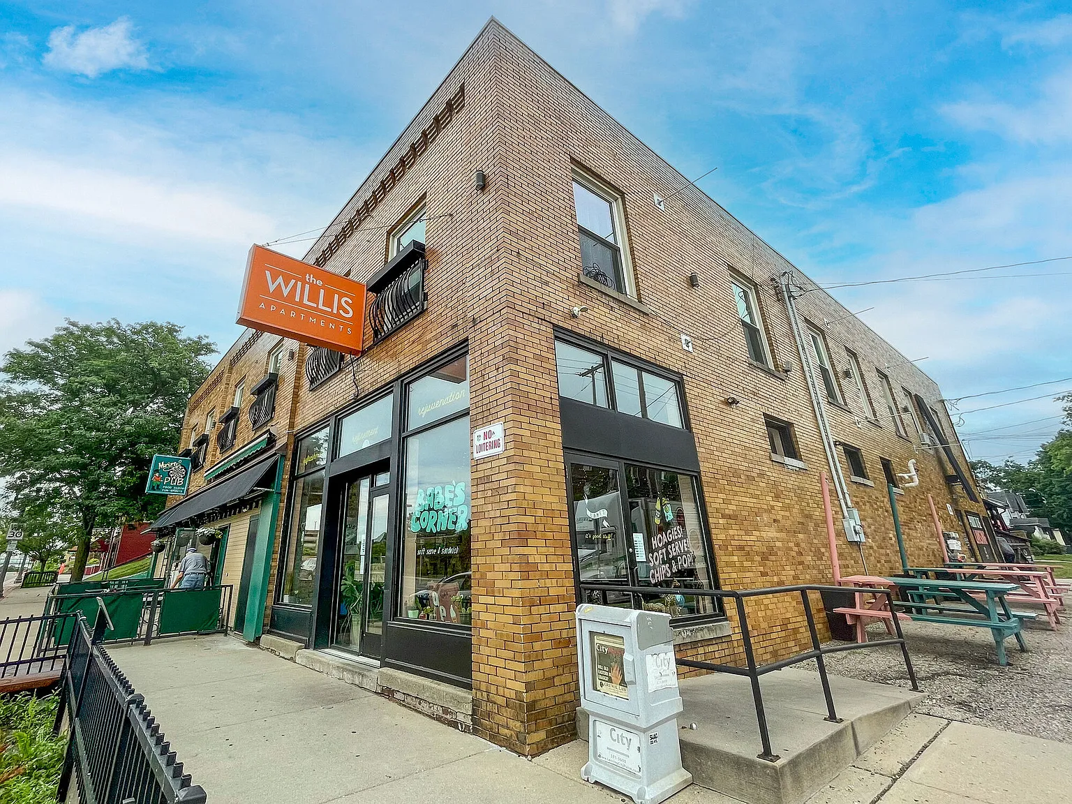 Willis Apartments — Photo 1