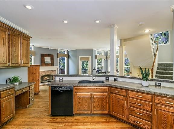 4th image of 5325 Park St