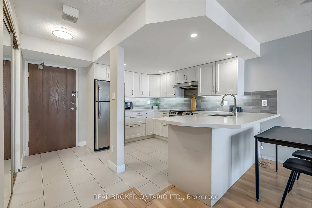 Building Photo - 25 Agnes St #903