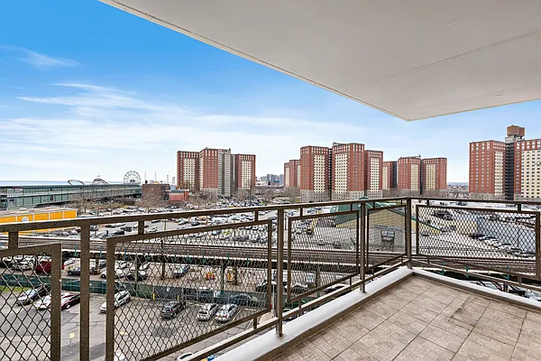 Sold by Thomas Lipovetsky, LREB | media 10