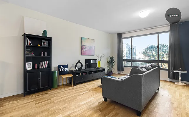 Sold by Triplemint | media 5