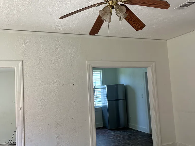 734 Eastview St — Photo 2