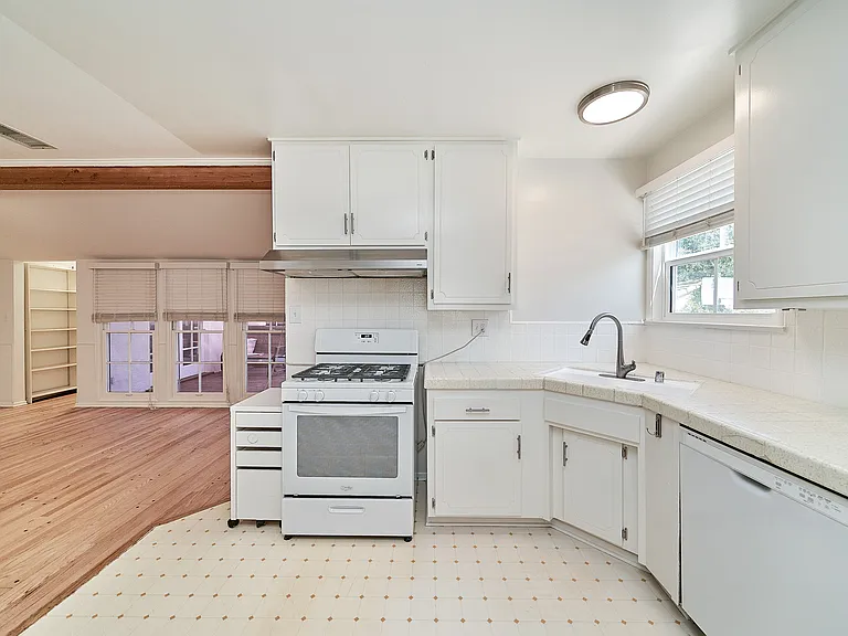 4820 Hampton Rd — Photo 32