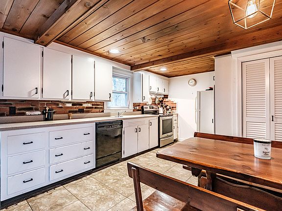 3rd image of 42 Sumac Street