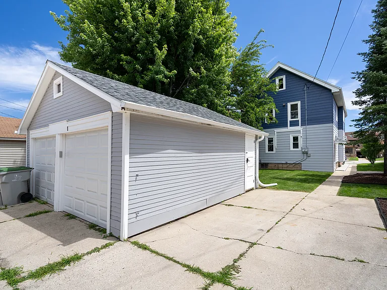 Garage/Parking pad