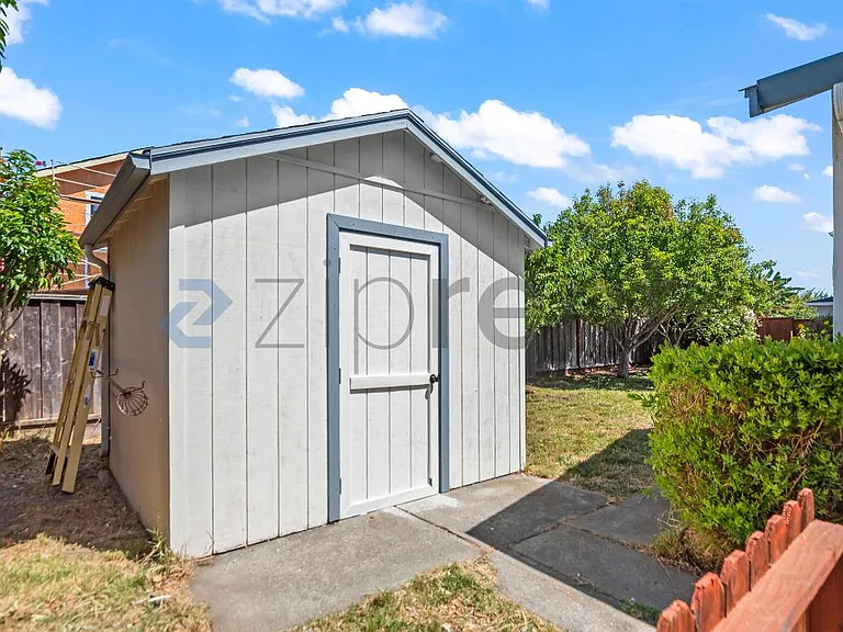 7525 Hazelnut Dr — Photo 32