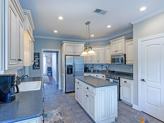 3rd image of 33 Flagstone Dr