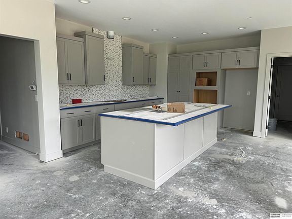 3rd image of 17505 Dupont Plaza Cir