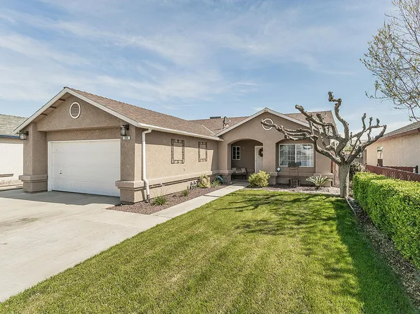 208 Kelly Avenue, Parlier, CA 93648