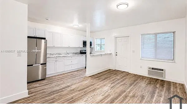 5549 NE Miami Ct — Photo 3