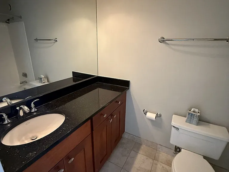 10 E Ontario Condos — Photo 16