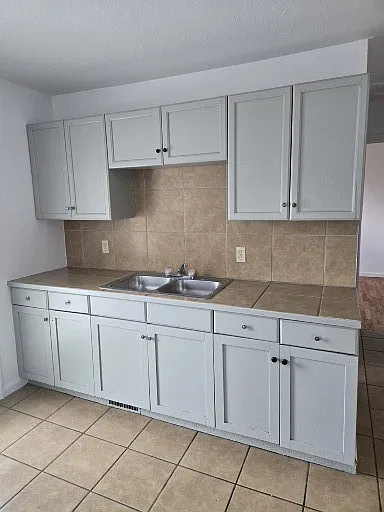 3 bed, 1.5 bath, 1400 sqft, $2,100 — Photo 4