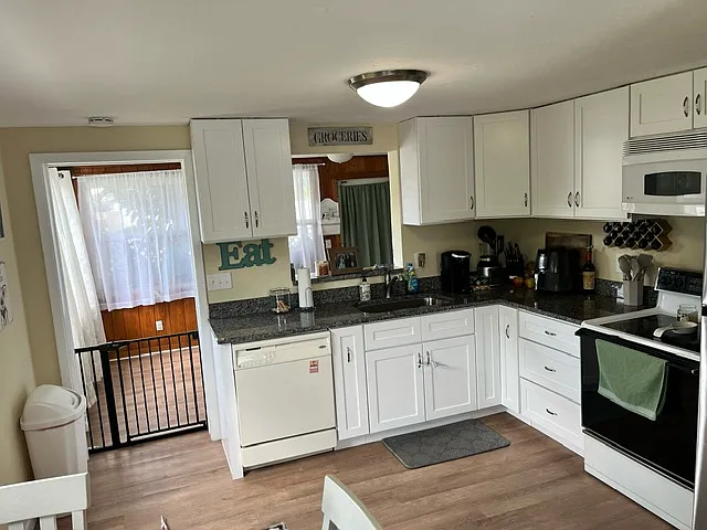 3405 Cambridge Dr — Photo 2