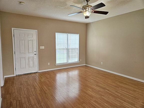 3rd image of 110 Laurelwood Ct